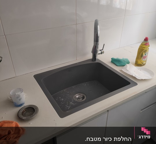 שיש מטבח עם כיור וברז מתכת
